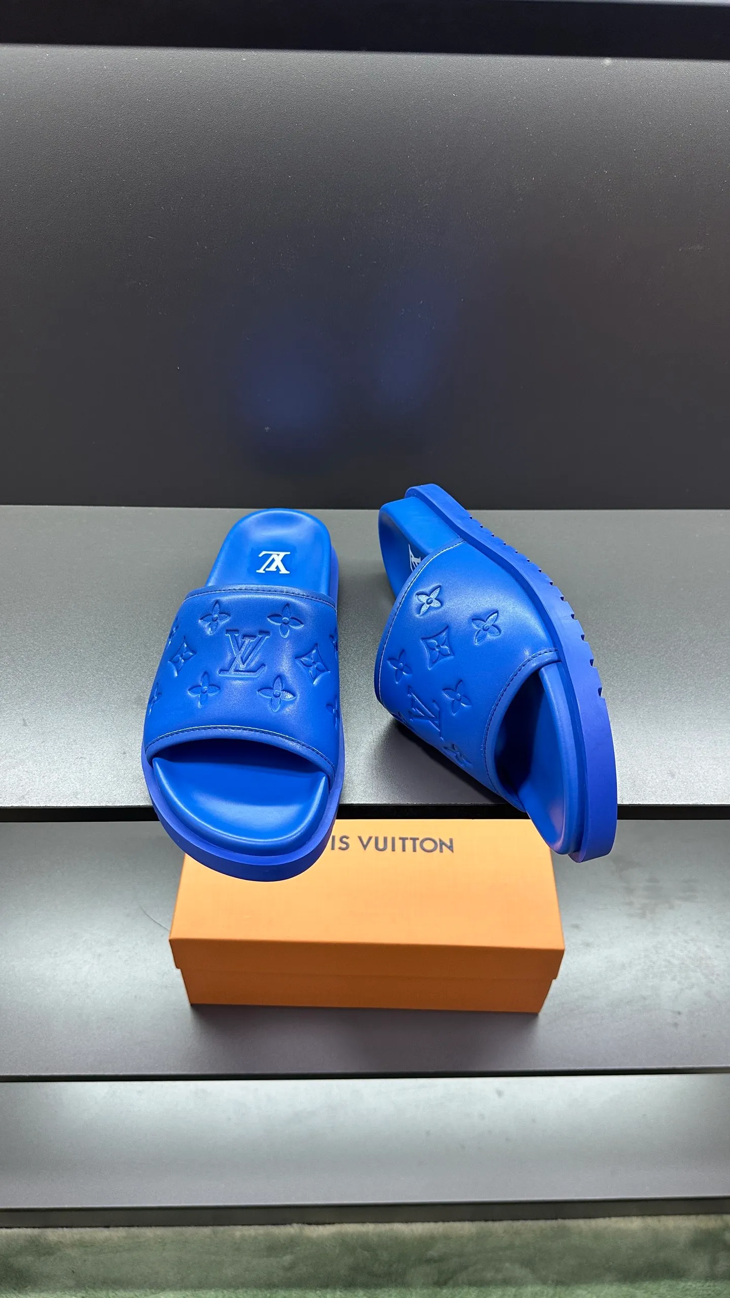 [L Home] P: 300💰Size: 38-45 Top purchasing lv men's summer slippers, classic presbyopia with soft real leather lining, unique color splicing effect, distinctive personality, fashionable and trendy essential style, light and comfortable. Lightweight and tough rubber insole, micro ridged foam outsole, super comfortable!